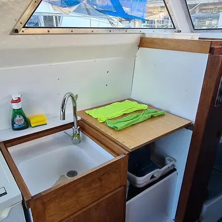 Cosy Boat Flat At 보트호텔 *